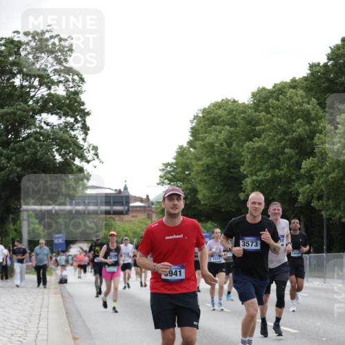 29.06.2025 - hella hamburg halbmarathon Jannik Wohlers http://msf.ph/oto/8241318 29.06.2025 10:29:45 Lombardsbrücke 1097, 1547, 3443, 3573, 3613, 5063, 5322, 6598, 6616, 6626, 8792, 10162, 12349, 12504, 12537, 12710, 13418, 14304, 16182, 16601, 16604, 16735, 16769, 18046, 18503, 18671 meine-sportfotos.de