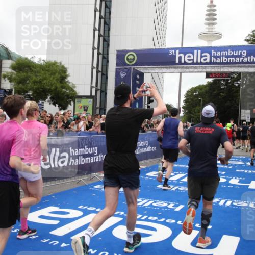 29.06.2025 - hella hamburg halbmarathon Michael Strokosch http://msf.ph/oto/8241323 29.06.2025 10:55:30 Ziel 1130, 2252, 2771, 4189, 4951, 5287, 5319, 6591, 6938, 8487, 13234, 13236, 16213, 16334, 16609, 16985, 17603, 17940 meine-sportfotos.de