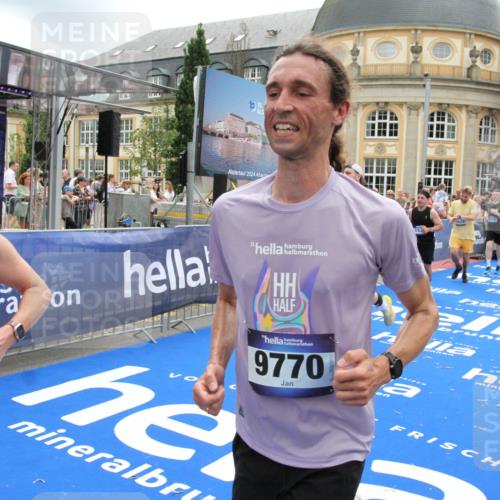 29.06.2025 - hella hamburg halbmarathon Michael Strokosch http://msf.ph/oto/8241330 29.06.2025 10:48:26 Ziel 1537, 3747, 5129, 5362, 5528, 6081, 6923, 7367, 8216, 9262, 9770, 11467, 12549, 12840, 15735, 17745, 17855, 17982, 18790, 18923 meine-sportfotos.de