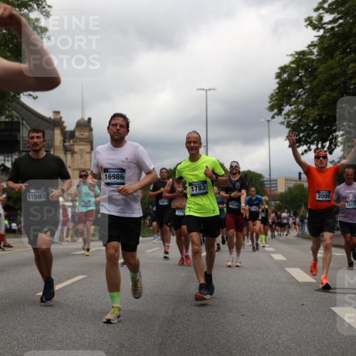 29.06.2025 - hella hamburg halbmarathon Yannick Fuchs http://msf.ph/oto/8241346 29.06.2025 10:47:26 20KM 1030, 1061, 1151, 1499, 1706, 1727, 1783, 2074, 2082, 2099, 2346, 3059, 3208, 3209, 3334, 4065, 4635, 4770, 5077, 5638, 5866, 6198, 6481, 6628, 6629, 6762, 6877, 6942, 7177, 7274, 7509, 7864, 7918, 8335, 8390, 8447, 9142, 9537, 10549, 10891, 10895, 11992, 12379, 12413, 12490, 12875, 12909, 13032, 13289, 13865, 13997, 14323, 15061, 15126, 15179, 15497, 15502, 16477, 16538, 16986, 18134, 18487, 18590, 18720 meine-sportfotos.de