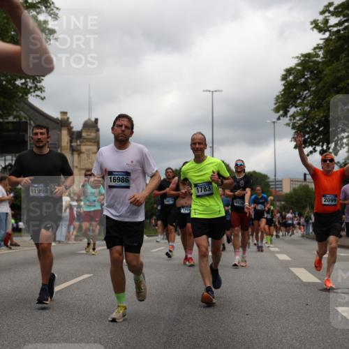 29.06.2025 - hella hamburg halbmarathon Yannick Fuchs http://msf.ph/oto/8241351 29.06.2025 10:47:26 20KM 1030, 1061, 1151, 1499, 1706, 1727, 1783, 2074, 2082, 2099, 2346, 3059, 3208, 3209, 3334, 4065, 4635, 4770, 5077, 5638, 5866, 6198, 6481, 6628, 6629, 6762, 6877, 6942, 7177, 7274, 7509, 7864, 7918, 8335, 8390, 8447, 9142, 9537, 10549, 10891, 10895, 11992, 12379, 12413, 12490, 12875, 12909, 13032, 13289, 13865, 13997, 14323, 15061, 15126, 15179, 15497, 15502, 16477, 16538, 16986, 18134, 18487, 18590, 18720 meine-sportfotos.de