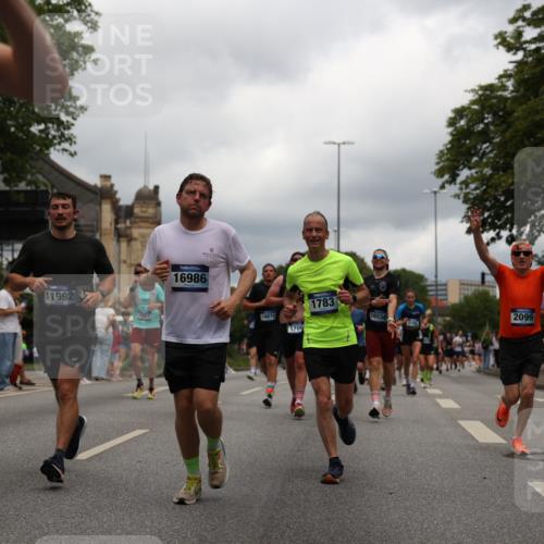 29.06.2025 - hella hamburg halbmarathon Yannick Fuchs http://msf.ph/oto/8241374 29.06.2025 10:47:26 20KM 1030, 1061, 1151, 1499, 1706, 1727, 1783, 2074, 2082, 2099, 2346, 3059, 3208, 3209, 3334, 4065, 4635, 4770, 5077, 5638, 5866, 6198, 6481, 6628, 6629, 6762, 6877, 6942, 7177, 7274, 7509, 7864, 7918, 8335, 8390, 8447, 9142, 9537, 10549, 10891, 10895, 11992, 12379, 12413, 12490, 12875, 12909, 13032, 13289, 13865, 13997, 14323, 15061, 15126, 15179, 15497, 15502, 16477, 16538, 16986, 18134, 18487, 18590, 18720 meine-sportfotos.de