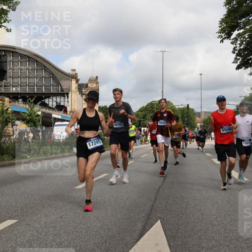 29.06.2025 - hella hamburg halbmarathon Yannick Fuchs http://msf.ph/oto/8241425 29.06.2025 10:34:54 20KM 1603, 1882, 2324, 2714, 2750, 2826, 4843, 5050, 5375, 5409, 5508, 5745, 5803, 5916, 6080, 6152, 6649, 7109, 7495, 7622, 8370, 8465, 8467, 9294, 10369, 10900, 10968, 11731, 12088, 12540, 12704, 12865, 13029, 13667, 14924, 15015, 15424, 15542, 15813, 16580, 16761, 17245, 18614, 18979 meine-sportfotos.de