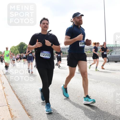 29.06.2025 - hella hamburg halbmarathon Lena Gebhardt http://msf.ph/oto/8241445 29.06.2025 10:45:21 Lombardsbrücke 1024, 1060, 1085, 1273, 1629, 1685, 1713, 1798, 1924, 2007, 2008, 2216, 2217, 2657, 2664, 2779, 2973, 3160, 3164, 3357, 3377, 3570, 3879, 3993, 4099, 4102, 4186, 4224, 4275, 4306, 4337, 4504, 4820, 4851, 5099, 5108, 5190, 5339, 5636, 5949, 6150, 6509, 6763, 6788, 6888, 6911, 6922, 6980, 7283, 7530, 7541, 7699, 7859, 7912, 8594, 8605, 8745, 8762, 8907, 9036, 9620, 10030, 10182, 10225, 10562, 10566, 10668, 10707, 11314, 12198, 12332, 12334, 12394, 13039, 13261 meine-sportfotos.de