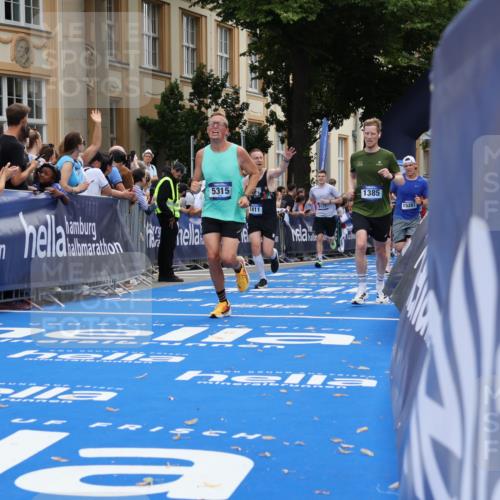 29.06.2025 - hella hamburg halbmarathon Strokosch-Dieckow http://msf.ph/oto/8241466 29.06.2025 10:37:01 Ziel 1385, 1411, 3959, 5307, 5315, 5923, 6123, 6458, 7482, 9178, 10738, 11120, 11620, 14691, 15261, 15410, 16992, 17024, 17125, 17658 meine-sportfotos.de