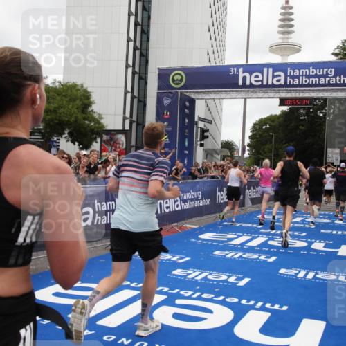 29.06.2025 - hella hamburg halbmarathon Michael Strokosch http://msf.ph/oto/8241491 29.06.2025 10:55:32 Ziel 1130, 2252, 2771, 4951, 5287, 5319, 6591, 6938, 12584, 13234, 13267, 14036, 14592, 16213, 16334, 16609, 17603, 17940 meine-sportfotos.de