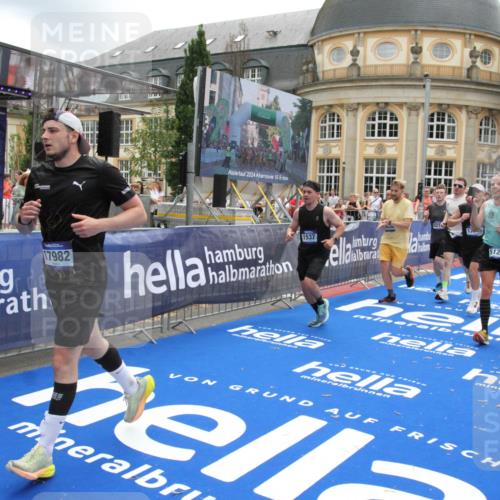 29.06.2025 - hella hamburg halbmarathon Michael Strokosch http://msf.ph/oto/8241503 29.06.2025 10:48:27 Ziel 1537, 3747, 5129, 5362, 5528, 6081, 6923, 7367, 8216, 9262, 9770, 11451, 11467, 12549, 12840, 14990, 15735, 17745, 17855, 17982, 18790, 18923 meine-sportfotos.de