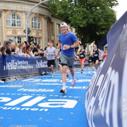 29.06.2025 - hella hamburg halbmarathon Strokosch-Dieckow http://msf.ph/oto/8241542 29.06.2025 10:37:04 Ziel 1385, 1411, 5315, 5923, 6123, 6458, 7482, 8362, 9178, 10190, 10738, 11120, 11423, 13972, 15178, 15261, 15410, 16992, 17024, 17125, 17658 meine-sportfotos.de