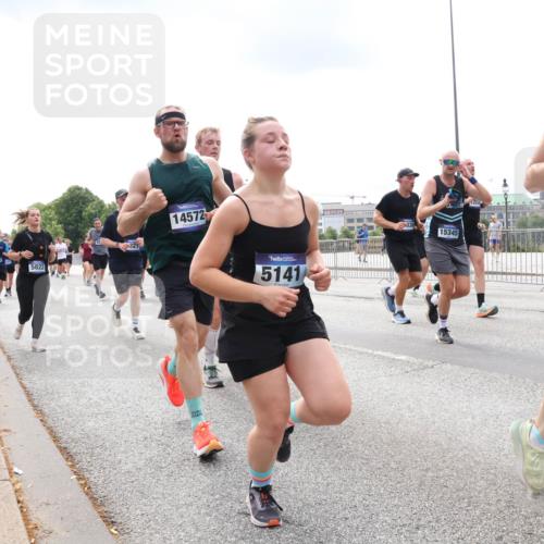 29.06.2025 - hella hamburg halbmarathon Lena Gebhardt http://msf.ph/oto/8241551 29.06.2025 10:33:51 Lombardsbrücke 1189, 1275, 1417, 1705, 1787, 1896, 1995, 2265, 2342, 2482, 2496, 2526, 2776, 2933, 3170, 3264, 3340, 3345, 3560, 3812, 3829, 3848, 4164, 4361, 4433, 4449, 4479, 4696, 4807, 4942, 5075, 5096, 5141, 5557, 5561, 5566, 5569, 5584, 5691, 5821, 5822, 5887, 6109, 6364, 6515, 6516, 6854, 6956, 6999, 7027, 7565, 7653, 7705, 8021, 8157, 8202, 8277, 8282, 8375, 8377, 8383, 8401, 8891, 9094, 9234, 9258, 9438, 9750, 9799, 9875, 9995, 10007, 10071, 10561, 11811 meine-sportfotos.de