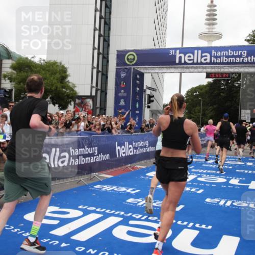 29.06.2025 - hella hamburg halbmarathon Michael Strokosch http://msf.ph/oto/8241562 29.06.2025 10:55:33 Ziel 1130, 2252, 2771, 4951, 5319, 6591, 6938, 11554, 12544, 12584, 13234, 13267, 14036, 14592, 16213, 16334, 16609, 17603, 17940 meine-sportfotos.de
