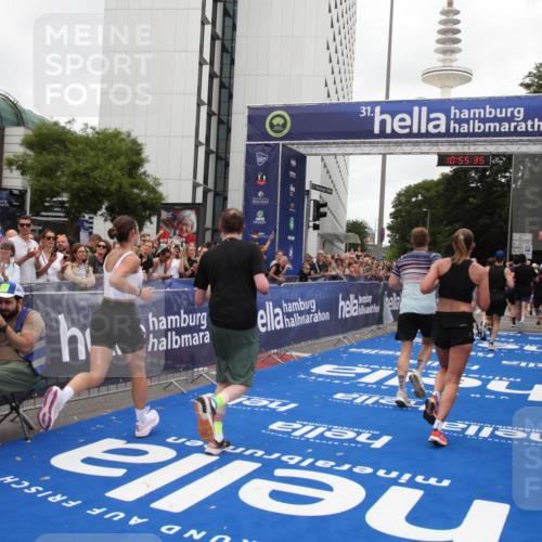 29.06.2025 - hella hamburg halbmarathon Michael Strokosch http://msf.ph/oto/8241608 29.06.2025 10:55:34 Ziel 1130, 2252, 2771, 4951, 5319, 6591, 6938, 8573, 11554, 12544, 12584, 13234, 13267, 14036, 14592, 16213, 16334, 16609, 17603 meine-sportfotos.de