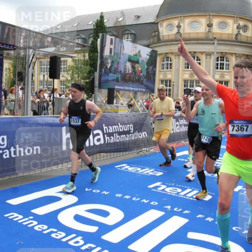29.06.2025 - hella hamburg halbmarathon Michael Strokosch http://msf.ph/oto/8241614 29.06.2025 10:48:27 Ziel 1537, 3747, 5129, 5362, 5528, 6081, 6923, 7367, 8216, 9262, 9770, 11451, 11467, 12549, 12840, 14990, 15735, 17745, 17855, 17982, 18790, 18923 meine-sportfotos.de