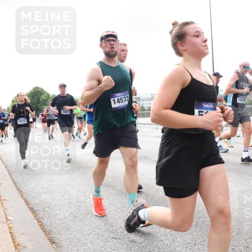 29.06.2025 - hella hamburg halbmarathon Lena Gebhardt http://msf.ph/oto/8241626 29.06.2025 10:33:51 Lombardsbrücke 1189, 1275, 1417, 1705, 1787, 1896, 1995, 2265, 2342, 2482, 2496, 2526, 2776, 2933, 3170, 3264, 3340, 3345, 3560, 3812, 3829, 3848, 4164, 4361, 4433, 4449, 4479, 4696, 4807, 4942, 5075, 5096, 5141, 5557, 5561, 5566, 5569, 5584, 5691, 5821, 5822, 5887, 6109, 6364, 6515, 6516, 6854, 6956, 6999, 7027, 7565, 7653, 7705, 8021, 8157, 8202, 8277, 8282, 8375, 8377, 8383, 8401, 8891, 9094, 9234, 9258, 9438, 9750, 9799, 9875, 9995, 10007, 10071, 10561, 11811 meine-sportfotos.de