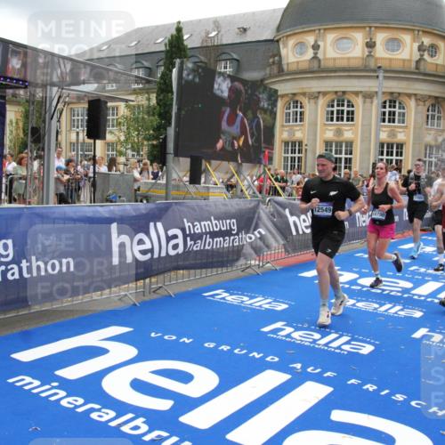 29.06.2025 - hella hamburg halbmarathon Michael Strokosch http://msf.ph/oto/8241783 29.06.2025 10:48:30 Ziel 1537, 3747, 5129, 5362, 5528, 6081, 6923, 8216, 9262, 10860, 11451, 12149, 12549, 12690, 12840, 13962, 14033, 14990, 15808, 17395, 17745, 17855, 18251, 18790, 18923 meine-sportfotos.de