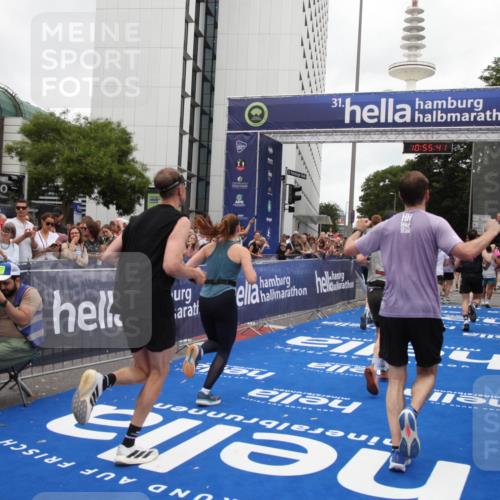 29.06.2025 - hella hamburg halbmarathon Michael Strokosch http://msf.ph/oto/8241858 29.06.2025 10:55:39 Ziel 1120, 2955, 2982, 3037, 8573, 11039, 11554, 11568, 12196, 12515, 12544, 12584, 13267, 14036, 14592, 15896, 16110, 16334, 17615, 18064 meine-sportfotos.de