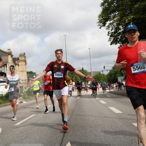 29.06.2025 - hella hamburg halbmarathon Yannick Fuchs http://msf.ph/oto/8241876 29.06.2025 10:34:55 20KM 1603, 1882, 2324, 2714, 2750, 2826, 4843, 5050, 5375, 5409, 5508, 5745, 5803, 5916, 6080, 6152, 6649, 7109, 7495, 7622, 8370, 8465, 8467, 9294, 10369, 10900, 10968, 11731, 12088, 12540, 12704, 12865, 13029, 13667, 14924, 15015, 15424, 15542, 15813, 16580, 16761, 17214, 17245, 18614, 18979 meine-sportfotos.de