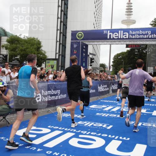 29.06.2025 - hella hamburg halbmarathon Michael Strokosch http://msf.ph/oto/8241895 29.06.2025 10:55:40 Ziel 1120, 2955, 2982, 3037, 4897, 8573, 11039, 11554, 11568, 12196, 12515, 12544, 12584, 13267, 14036, 14592, 15896, 16110, 17615, 18064 meine-sportfotos.de