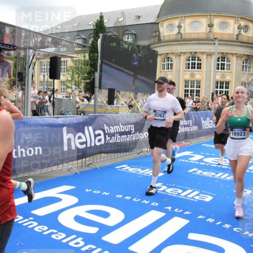 29.06.2025 - hella hamburg halbmarathon Michael Strokosch http://msf.ph/oto/8242012 29.06.2025 10:48:32 Ziel 3747, 5362, 6081, 9262, 10000, 10860, 11451, 12149, 12549, 12690, 12840, 13962, 14033, 14990, 15808, 15917, 17395, 17855, 18251, 18790, 18923 meine-sportfotos.de