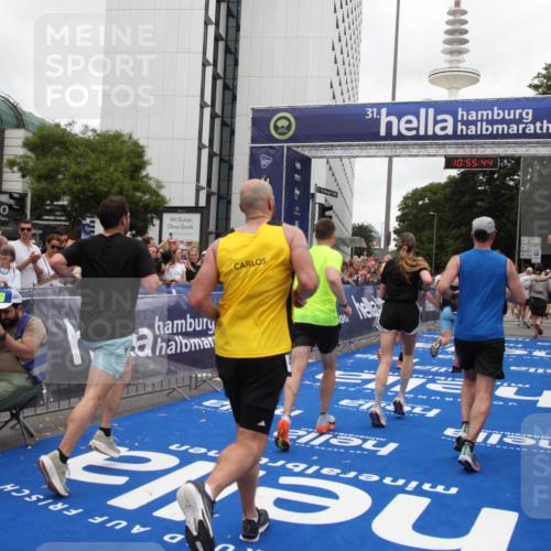 29.06.2025 - hella hamburg halbmarathon Michael Strokosch http://msf.ph/oto/8242035 29.06.2025 10:55:43 Ziel 1120, 1143, 1834, 2955, 2982, 3037, 4897, 6924, 8255, 8573, 8618, 10212, 11039, 11568, 12196, 12483, 12515, 14909, 15896, 16110, 17615, 18064, 18190 meine-sportfotos.de