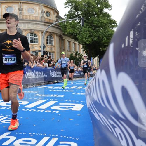 29.06.2025 - hella hamburg halbmarathon Strokosch-Dieckow http://msf.ph/oto/8242064 29.06.2025 10:37:28 Ziel 1290, 2767, 5042, 5791, 6047, 7831, 9017, 9914, 10451, 10922, 12739, 13372, 15888, 17306, 18159, 18216, 18723 meine-sportfotos.de