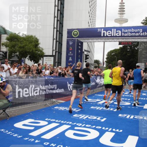 29.06.2025 - hella hamburg halbmarathon Michael Strokosch http://msf.ph/oto/8242076 29.06.2025 10:55:44 Ziel 1120, 1143, 1834, 2955, 2982, 3037, 4897, 6924, 8255, 8618, 10212, 11039, 11568, 12196, 12483, 12515, 14909, 15896, 16110, 17615, 18064, 18190 meine-sportfotos.de
