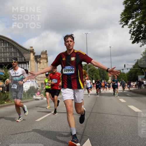 29.06.2025 - hella hamburg halbmarathon Yannick Fuchs http://msf.ph/oto/8242079 29.06.2025 10:34:55 20KM 1603, 1882, 2324, 2714, 2750, 2826, 4843, 5050, 5375, 5409, 5508, 5745, 5803, 5916, 6080, 6152, 6649, 7109, 7495, 7622, 8370, 8465, 8467, 9294, 10369, 10900, 10968, 11731, 12088, 12540, 12704, 12865, 13029, 13667, 14924, 15015, 15424, 15542, 15813, 16580, 16761, 17214, 17245, 18614, 18979 meine-sportfotos.de
