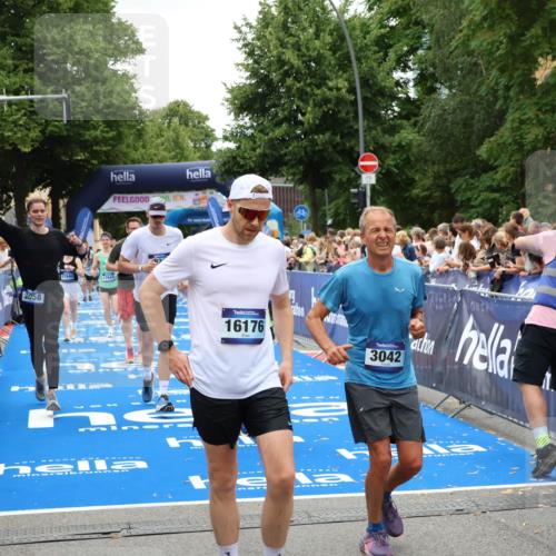 29.06.2025 - hella hamburg halbmarathon Zöllner http://msf.ph/oto/8242103 29.06.2025 10:56:10 Ziel 1180, 3042, 3058, 4594, 4813, 5492, 5570, 7594, 8330, 8639, 9907, 12545, 17640, 17642, 18212 meine-sportfotos.de