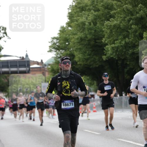 29.06.2025 - hella hamburg halbmarathon Jannik Wohlers http://msf.ph/oto/8242112 29.06.2025 10:29:53 Lombardsbrücke 2901, 3443, 3573, 6598, 6616, 10880, 12349, 12350, 12504, 12710, 13418, 14304, 15938, 16182, 16601, 16604, 16735, 16864, 18046, 18503, 18671 meine-sportfotos.de