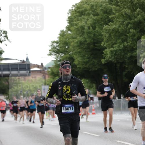 29.06.2025 - hella hamburg halbmarathon Jannik Wohlers http://msf.ph/oto/8242126 29.06.2025 10:29:53 Lombardsbrücke 2901, 3443, 3573, 6598, 6616, 10880, 12349, 12350, 12504, 12710, 13418, 14304, 15938, 16182, 16601, 16604, 16735, 16864, 18046, 18503, 18671 meine-sportfotos.de