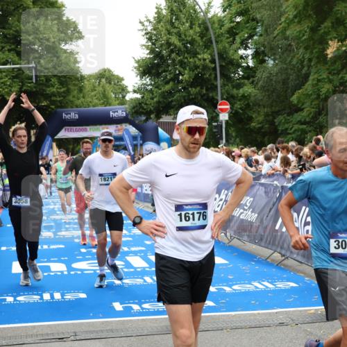29.06.2025 - hella hamburg halbmarathon Zöllner http://msf.ph/oto/8242137 29.06.2025 10:56:10 Ziel 1180, 3042, 3058, 4594, 4813, 5492, 5570, 7594, 8330, 8639, 9907, 12545, 17640, 17642, 18212 meine-sportfotos.de