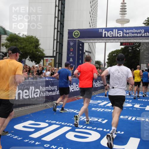 29.06.2025 - hella hamburg halbmarathon Michael Strokosch http://msf.ph/oto/8242146 29.06.2025 10:55:45 Ziel 1120, 1143, 1834, 2955, 2982, 3037, 4897, 5021, 6924, 8255, 8618, 10212, 11039, 12483, 12515, 14365, 14909, 15896, 18064, 18190 meine-sportfotos.de