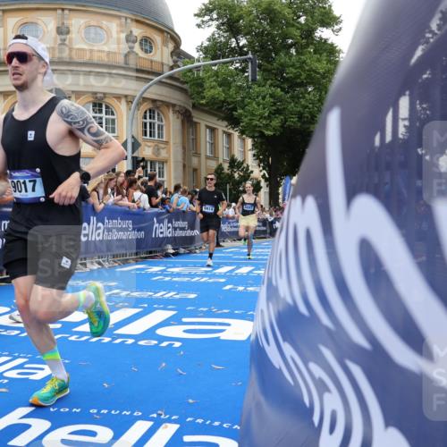 29.06.2025 - hella hamburg halbmarathon Strokosch-Dieckow http://msf.ph/oto/8242157 29.06.2025 10:37:30 Ziel 1290, 2767, 5042, 5791, 6047, 7831, 9017, 9914, 10451, 10922, 11106, 13372, 15888, 17306, 18159, 18193, 18216, 18723 meine-sportfotos.de
