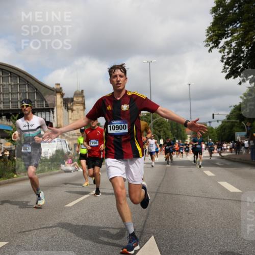 29.06.2025 - hella hamburg halbmarathon Yannick Fuchs http://msf.ph/oto/8242163 29.06.2025 10:34:55 20KM 1603, 1882, 2324, 2714, 2750, 2826, 4843, 5050, 5375, 5409, 5508, 5745, 5803, 5916, 6080, 6152, 6649, 7109, 7495, 7622, 8370, 8465, 8467, 9294, 10369, 10900, 10968, 11731, 12088, 12540, 12704, 12865, 13029, 13667, 14924, 15015, 15424, 15542, 15813, 16580, 16761, 17214, 17245, 18614, 18979 meine-sportfotos.de