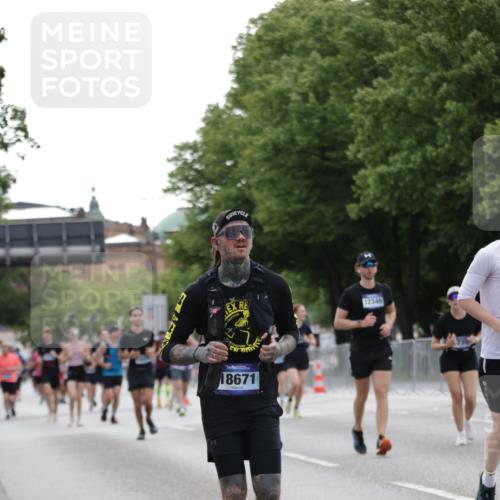 29.06.2025 - hella hamburg halbmarathon Jannik Wohlers http://msf.ph/oto/8242169 29.06.2025 10:29:53 Lombardsbrücke 2901, 3443, 3573, 6598, 6616, 10880, 12349, 12350, 12504, 12710, 13418, 14304, 15938, 16182, 16601, 16604, 16735, 16864, 18046, 18503, 18671 meine-sportfotos.de
