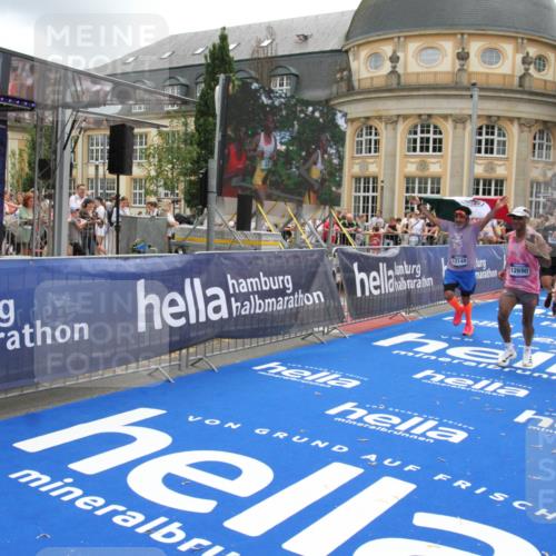 29.06.2025 - hella hamburg halbmarathon Michael Strokosch http://msf.ph/oto/8242184 29.06.2025 10:48:34 Ziel 1163, 1176, 2213, 9262, 10000, 10860, 11451, 11579, 12149, 12690, 12840, 13962, 14033, 14990, 15573, 15808, 15917, 17395, 17855, 18251, 18790, 18815, 18923 meine-sportfotos.de