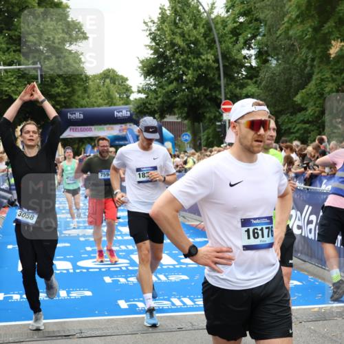 29.06.2025 - hella hamburg halbmarathon Zöllner http://msf.ph/oto/8242200 29.06.2025 10:56:11 Ziel 1180, 3058, 4594, 4813, 5492, 5570, 7594, 8330, 8639, 9907, 12545, 14363, 17640, 17642, 18212 meine-sportfotos.de