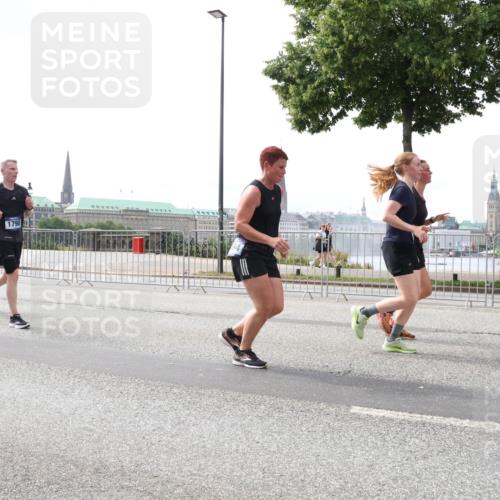 29.06.2025 - hella hamburg halbmarathon Lena Gebhardt http://msf.ph/oto/8242209 29.06.2025 10:45:23 Lombardsbrücke 1024, 1033, 1060, 1085, 1629, 1685, 1713, 1798, 2007, 2008, 2216, 2217, 2550, 2657, 2664, 2779, 2973, 3160, 3164, 3357, 3377, 3570, 3879, 3993, 4099, 4102, 4186, 4224, 4275, 4306, 4337, 4504, 4820, 4851, 5099, 5108, 5190, 5339, 5636, 5949, 6150, 6509, 6763, 6788, 6911, 6922, 6980, 7283, 7530, 7541, 7699, 7859, 7912, 8594, 8605, 8745, 8762, 8907, 9620, 10030, 10182, 10225, 10562, 10566, 10707, 11314, 12198, 12332, 12334, 12394, 13261 meine-sportfotos.de