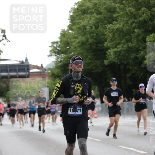 29.06.2025 - hella hamburg halbmarathon Jannik Wohlers http://msf.ph/oto/8242217 29.06.2025 10:29:53 Lombardsbrücke 2901, 3443, 3573, 6598, 6616, 10880, 12349, 12350, 12504, 12710, 13418, 14304, 15938, 16182, 16601, 16604, 16735, 16864, 18046, 18503, 18671 meine-sportfotos.de