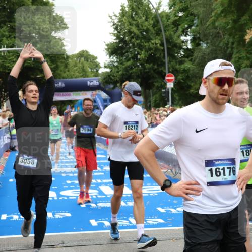 29.06.2025 - hella hamburg halbmarathon Zöllner http://msf.ph/oto/8242220 29.06.2025 10:56:11 Ziel 1180, 3058, 4594, 4813, 5492, 5570, 7594, 8330, 8639, 9907, 12545, 14363, 17640, 17642, 18212 meine-sportfotos.de