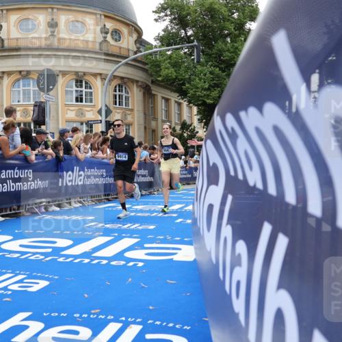 29.06.2025 - hella hamburg halbmarathon Strokosch-Dieckow http://msf.ph/oto/8242223 29.06.2025 10:37:31 Ziel 1290, 2767, 5042, 5791, 6047, 7831, 9017, 9914, 10451, 10922, 11106, 13372, 18159, 18193, 18216, 18723 meine-sportfotos.de