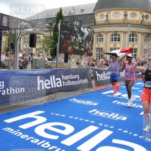 29.06.2025 - hella hamburg halbmarathon Michael Strokosch http://msf.ph/oto/8242228 29.06.2025 10:48:35 Ziel 1163, 1176, 2213, 5421, 10000, 10860, 11451, 11579, 12149, 12690, 12840, 13962, 14033, 14990, 15573, 15808, 15917, 17395, 17855, 18251, 18815 meine-sportfotos.de