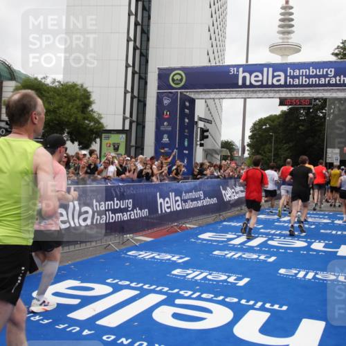 29.06.2025 - hella hamburg halbmarathon Michael Strokosch http://msf.ph/oto/8242258 29.06.2025 10:55:49 Ziel 1143, 1834, 4897, 5021, 6569, 6924, 7221, 8255, 8618, 10212, 12483, 12858, 13474, 14365, 14909, 16401, 16434, 16786, 18125, 18190, 19047 meine-sportfotos.de