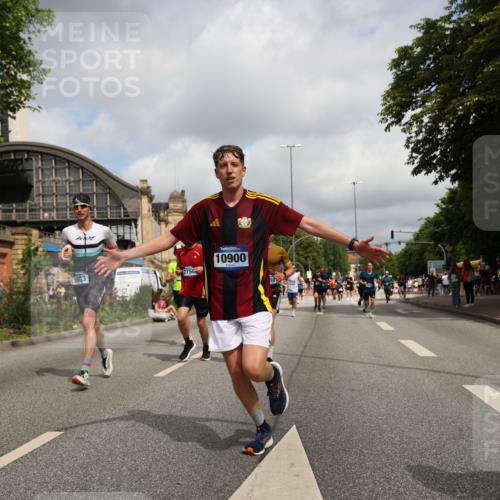 29.06.2025 - hella hamburg halbmarathon Yannick Fuchs http://msf.ph/oto/8242259 29.06.2025 10:34:55 20KM 1603, 1882, 2324, 2714, 2750, 2826, 4843, 5050, 5375, 5409, 5508, 5745, 5803, 5916, 6080, 6152, 6649, 7109, 7495, 7622, 8370, 8465, 8467, 9294, 10369, 10900, 10968, 11731, 12088, 12540, 12704, 12865, 13029, 13667, 14924, 15015, 15424, 15542, 15813, 16580, 16761, 17214, 17245, 18614, 18979 meine-sportfotos.de