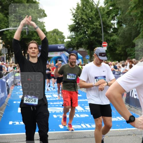 29.06.2025 - hella hamburg halbmarathon Zöllner http://msf.ph/oto/8242260 29.06.2025 10:56:12 Ziel 3058, 4594, 4813, 5492, 5570, 7594, 8330, 8639, 9907, 12545, 14363, 15484, 16113, 16634, 17640, 17642, 18212 meine-sportfotos.de