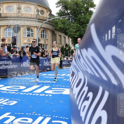 29.06.2025 - hella hamburg halbmarathon Strokosch-Dieckow http://msf.ph/oto/8242264 29.06.2025 10:37:31 Ziel 1290, 2767, 5042, 5791, 6047, 7831, 9017, 9914, 10451, 10922, 11106, 13372, 18159, 18193, 18216, 18723 meine-sportfotos.de