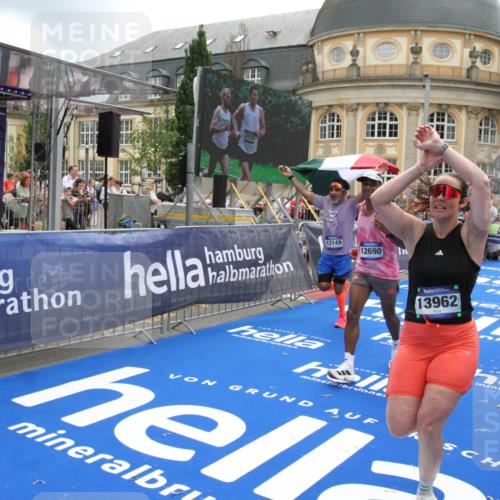 29.06.2025 - hella hamburg halbmarathon Michael Strokosch http://msf.ph/oto/8242273 29.06.2025 10:48:35 Ziel 1163, 1176, 2213, 5421, 10000, 10860, 11451, 11579, 12149, 12690, 12840, 13962, 14033, 14990, 15573, 15808, 15917, 17395, 17855, 18251, 18815 meine-sportfotos.de