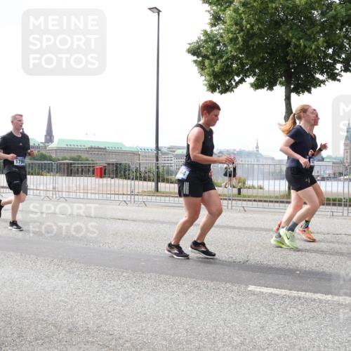 29.06.2025 - hella hamburg halbmarathon Lena Gebhardt http://msf.ph/oto/8242285 29.06.2025 10:45:23 Lombardsbrücke 1024, 1033, 1060, 1085, 1629, 1685, 1713, 1798, 2007, 2008, 2216, 2217, 2550, 2657, 2664, 2779, 2973, 3160, 3164, 3357, 3377, 3570, 3879, 3993, 4099, 4102, 4186, 4224, 4275, 4306, 4337, 4504, 4820, 4851, 5099, 5108, 5190, 5339, 5636, 5949, 6150, 6509, 6763, 6788, 6911, 6922, 6980, 7283, 7530, 7541, 7699, 7859, 7912, 8594, 8605, 8745, 8762, 8907, 9620, 10030, 10182, 10225, 10562, 10566, 10707, 11314, 12198, 12332, 12334, 12394, 13261 meine-sportfotos.de