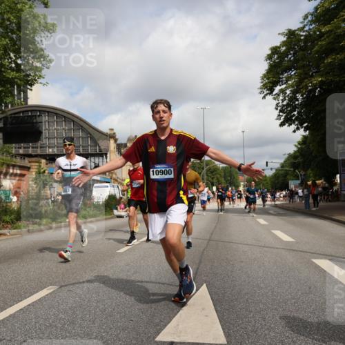 29.06.2025 - hella hamburg halbmarathon Yannick Fuchs http://msf.ph/oto/8242298 29.06.2025 10:34:56 20KM 1603, 1882, 1912, 2324, 2714, 2750, 2826, 4843, 5050, 5375, 5409, 5508, 5745, 5803, 5916, 6080, 6152, 6649, 7109, 7495, 7622, 8370, 8465, 8467, 8629, 9294, 10369, 10900, 10968, 11731, 11767, 12088, 12540, 12704, 12865, 13029, 13667, 14924, 15015, 15424, 15542, 15813, 16580, 16761, 17214, 17245, 18614, 18979 meine-sportfotos.de