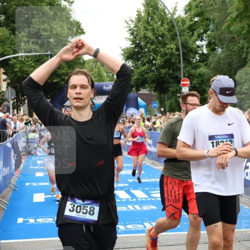 29.06.2025 - hella hamburg halbmarathon Zöllner http://msf.ph/oto/8242307 29.06.2025 10:56:13 Ziel 4594, 4813, 5492, 5570, 7594, 8330, 8639, 9907, 12545, 14363, 15484, 16113, 16634, 17468, 17640, 17642 meine-sportfotos.de