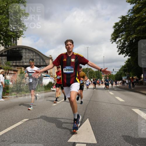 29.06.2025 - hella hamburg halbmarathon Yannick Fuchs http://msf.ph/oto/8242312 29.06.2025 10:34:56 20KM 1603, 1882, 1912, 2324, 2714, 2750, 2826, 4843, 5050, 5375, 5409, 5508, 5745, 5803, 5916, 6080, 6152, 6649, 7109, 7495, 7622, 8370, 8465, 8467, 8629, 9294, 10369, 10900, 10968, 11731, 11767, 12088, 12540, 12704, 12865, 13029, 13667, 14924, 15015, 15424, 15542, 15813, 16580, 16761, 17214, 17245, 18614, 18979 meine-sportfotos.de